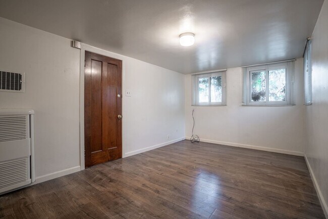 Building Photo - Spacious 1 bedroom BASEMENT /Garden Level home in the heart of University! LEASING SPECIAL INFO B...