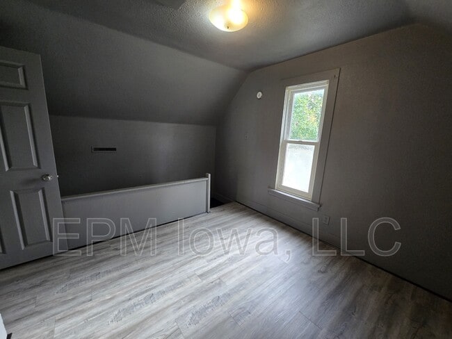 Building Photo - 709 Kern St