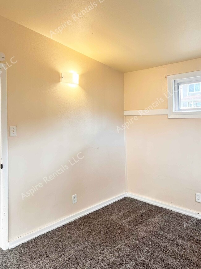 Building Photo - 214 W Worley St