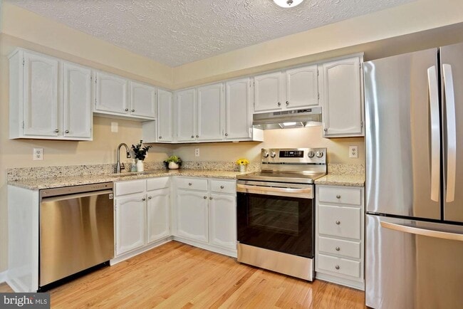 Building Photo - 2051 Gervais Dr