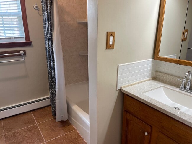 Building Photo - Single Family Home For Rent in North Kingstown!