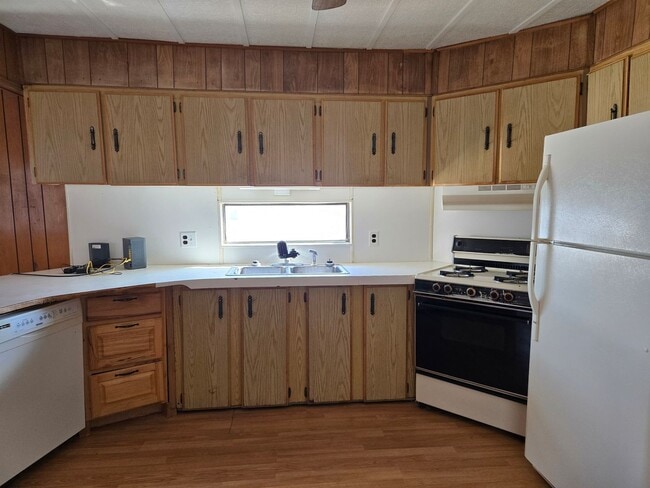 Building Photo - Three Bedroom, Pet Friendly Home!