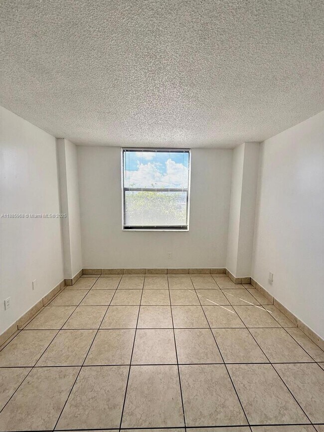 Building Photo - 1470 NE 123rd St