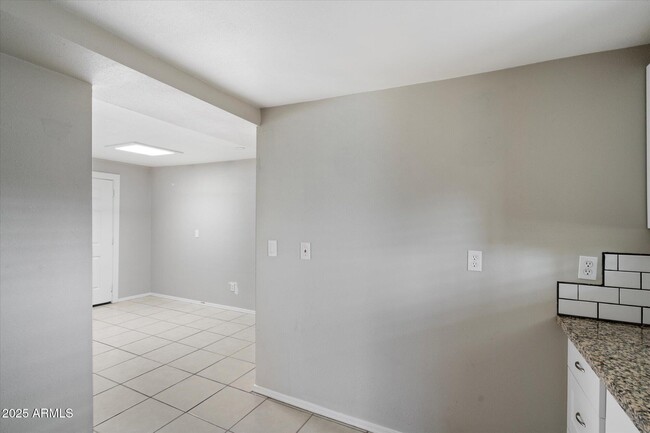 Building Photo - 703 W 1st St