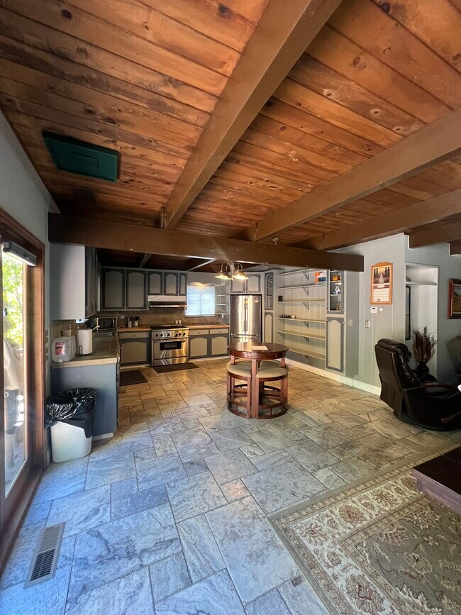 Building Photo - 933 Edgewood Cir