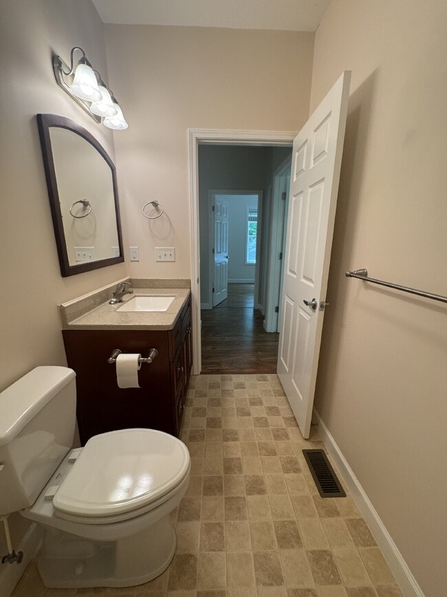 Building Photo - "Charming 3-Bed Retreat in Hendersonville with Cozy Fireplace."