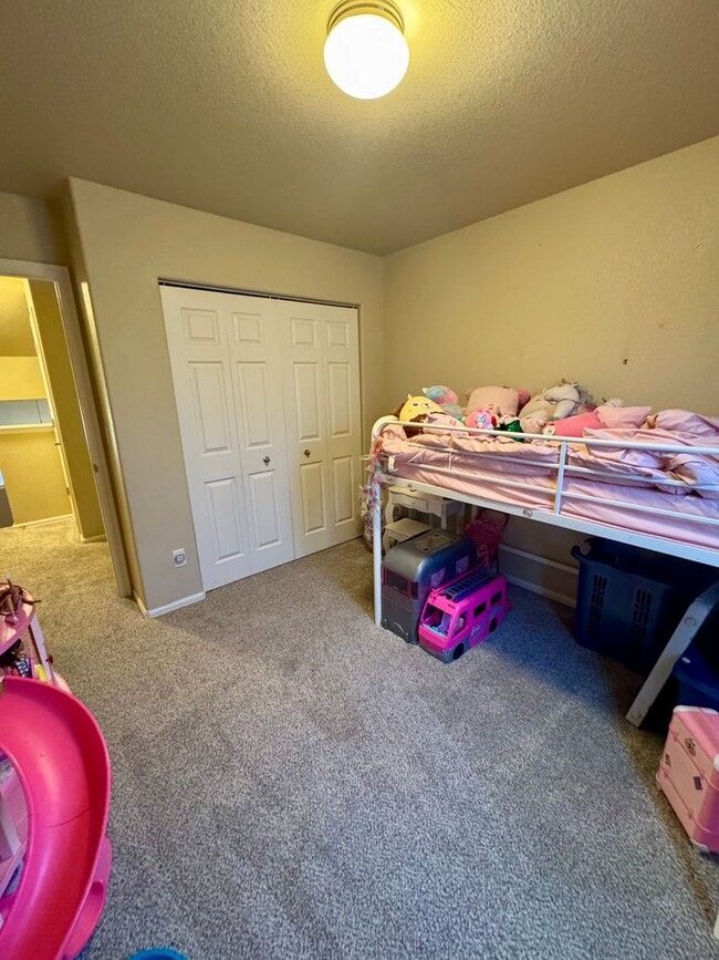 Building Photo - Lovely 3 bedroom/3 car tandem garage home ...