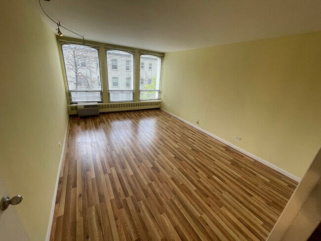 Building Photo - 1450 E 55th Pl