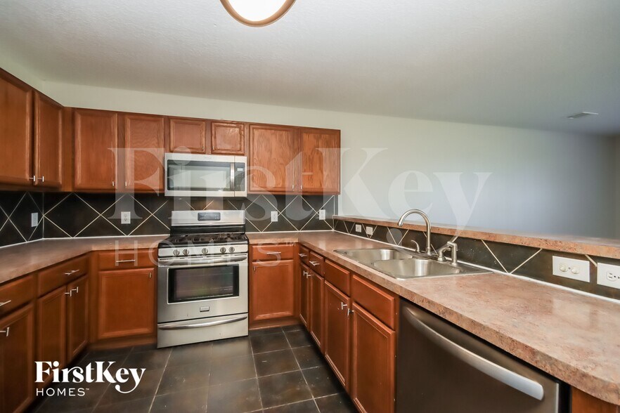 Building Photo - 5619 Cinnamon Lake Dr