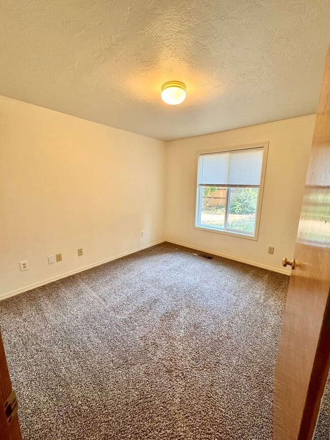 Building Photo - Gorgeous 3 Bed 2 Bath Home Near Shopping and Schools!