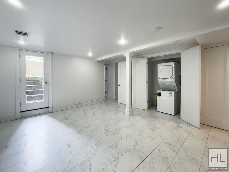 Building Photo - EASTERN PARKWAY / Spacious 4-Bed, 3-Bath D...