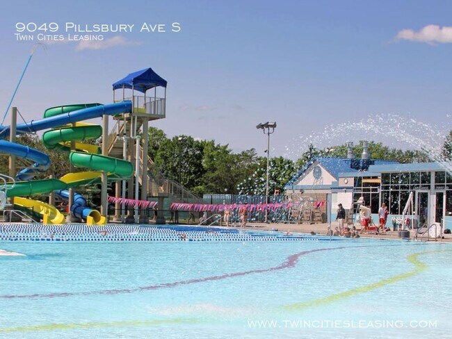 Building Photo - 3 Bedrooms Top Level w/ Full Bath - 2 Car ...