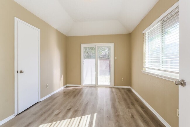 Building Photo - 20030 River Brook Dr