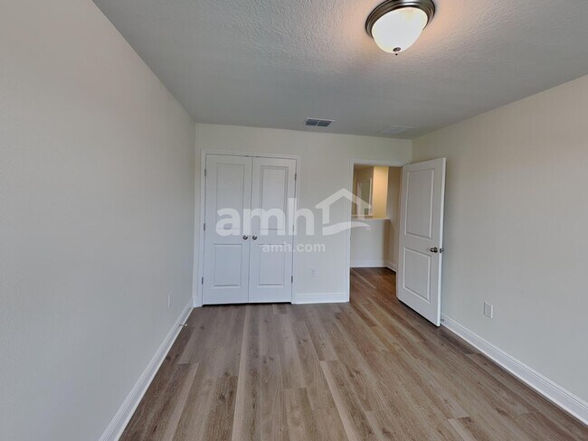 Building Photo - 1388 Sky Lks Dr