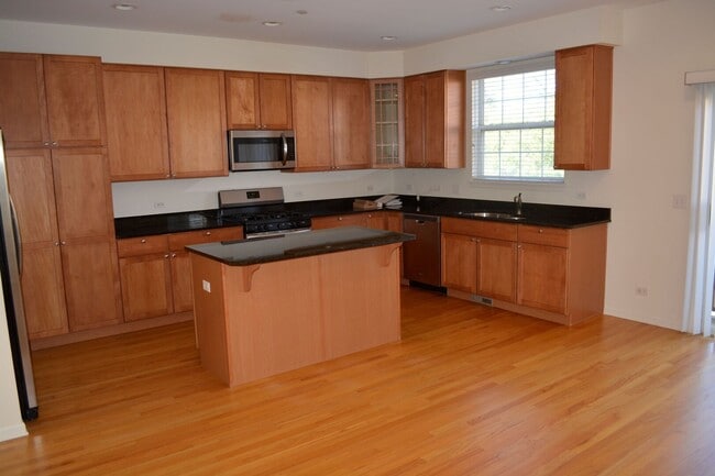 Building Photo - 220 River Front Dr