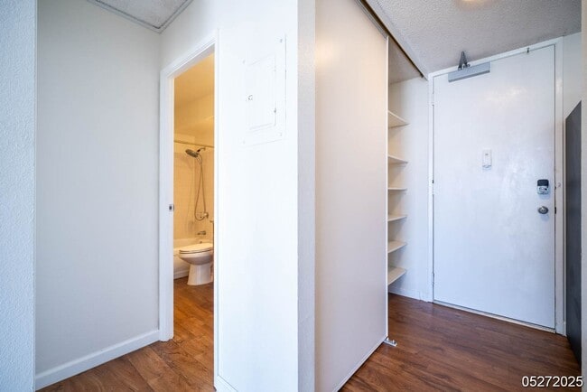 Building Photo - $2,350 / 1br - 552ft2 - Modern Comfort & C...