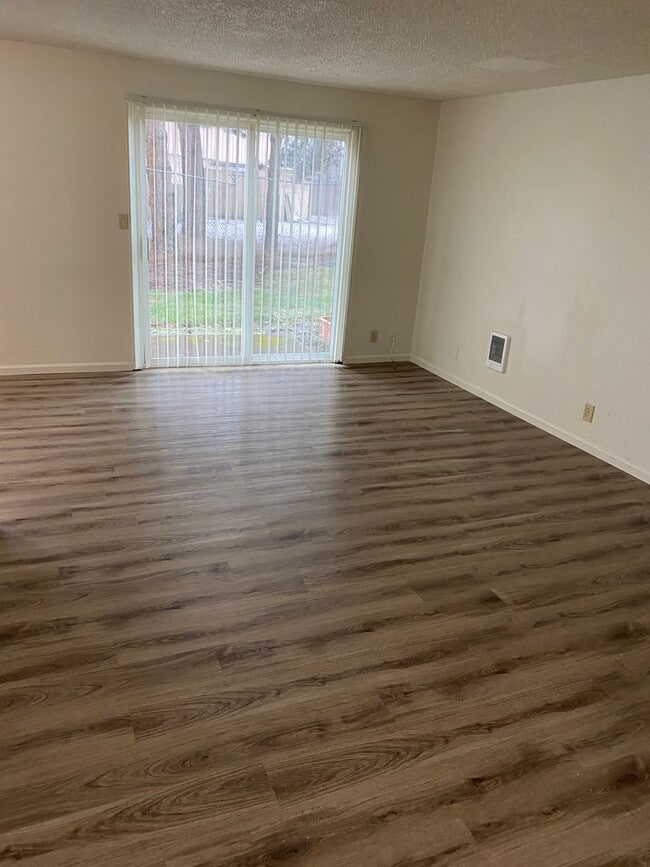 Building Photo - (905) Draper Arms Apartments - 2 Bedroom / 1 Bathroom (UPDATED)