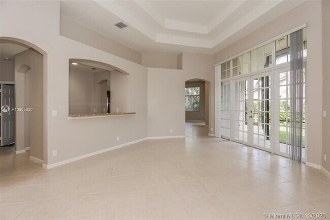 Building Photo - 2560 Jardin Manor