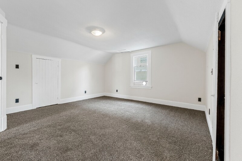 Building Photo - 126 E Zupan St