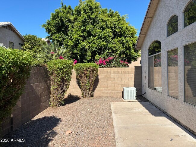 Building Photo - 1319 W Escuda Rd