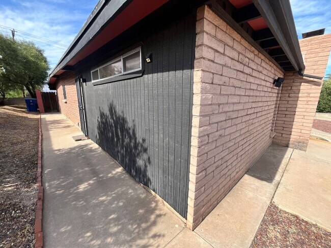 Building Photo - East- 3 bedroom/ 2 bathroom home with sparkling pool!