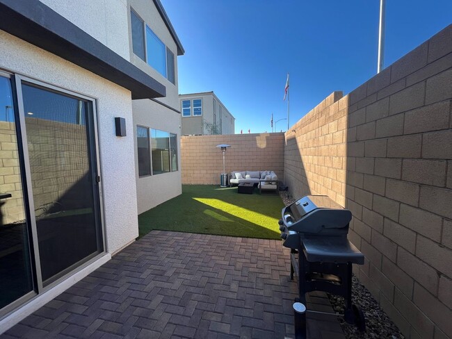 Building Photo - Beautiful 3 Bedroom Townhome in the Southw...