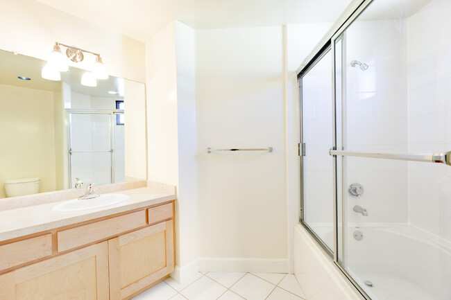 Primary bath with extra large soaking tub - 4443 Moorpark Way