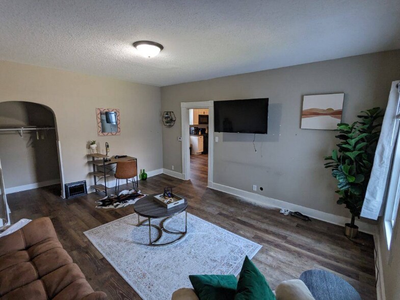 Primary Photo - 902-904 W Locust St