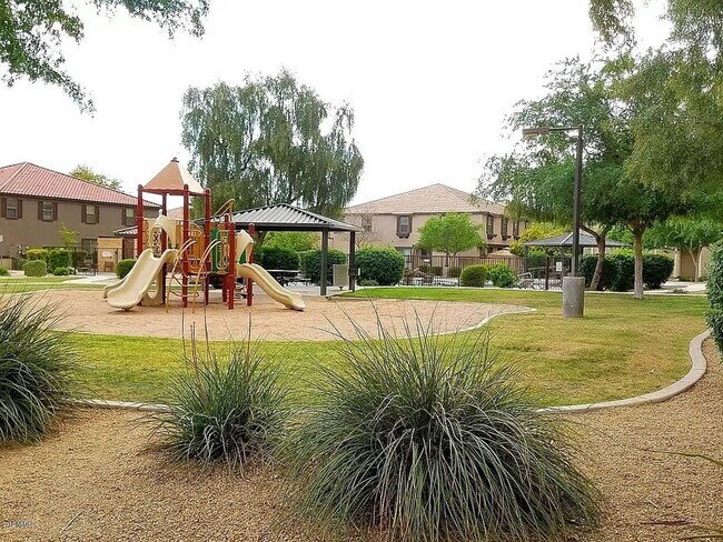 Building Photo - A gorgeous two story 3 bedroom 2.5 bath townhome