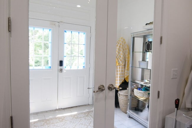 Building Photo - Luxury Living w/ Pool In Brentwood!
