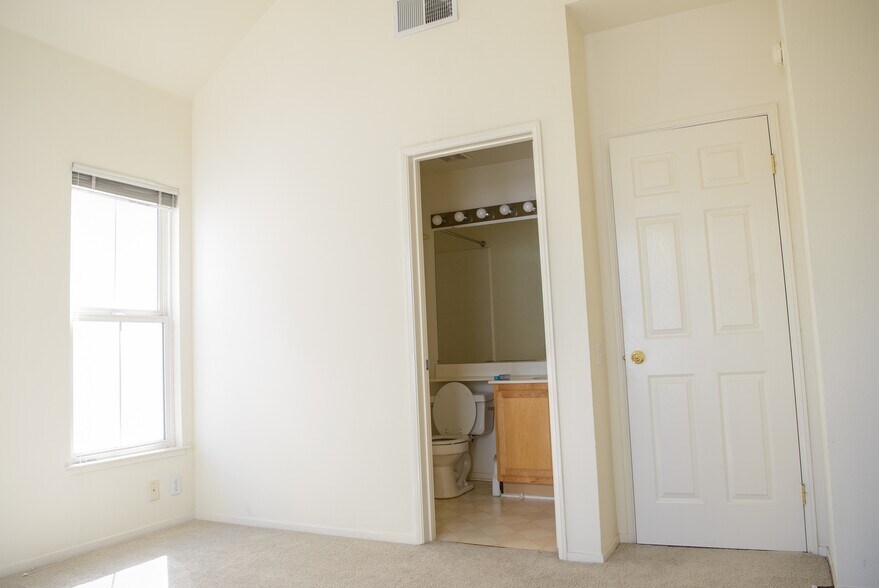 Building Photo - 205 Town Green Ln