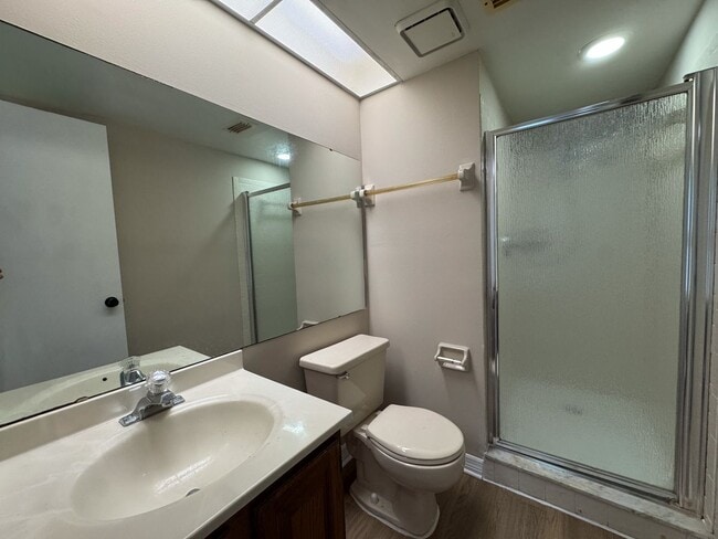 Building Photo - Beautiful 2/2 Townhouse with one car garag...
