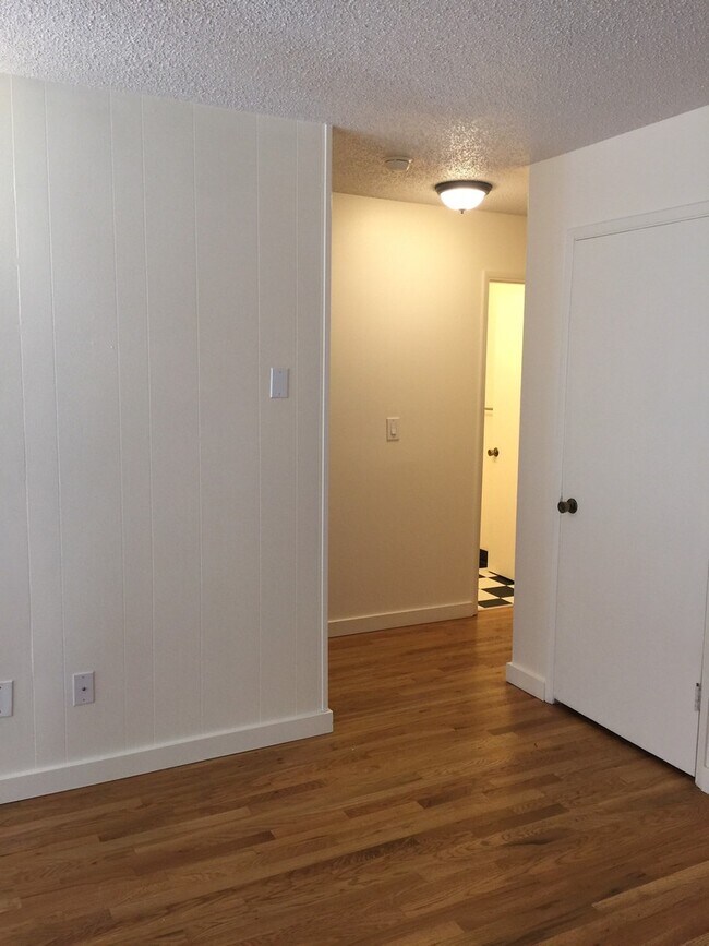Building Photo - Upper 2bed, hardwoods, dishwasher, on-site...