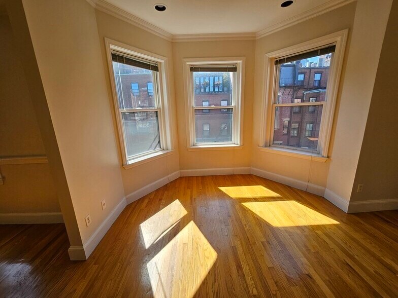 Building Photo - 182 Marlborough St