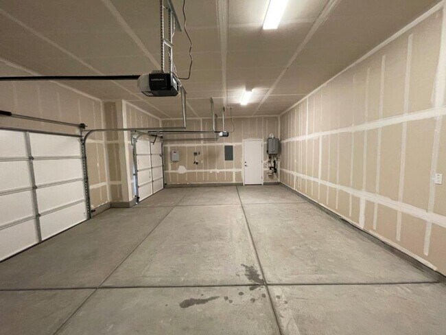 Building Photo - Fabulous Single Level 4 Bedroom in 95757