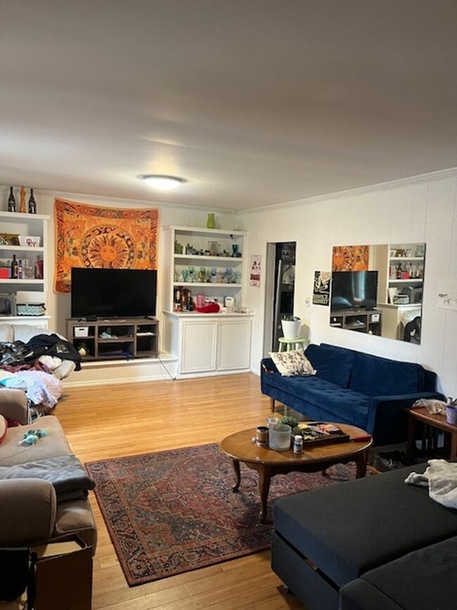 Building Photo - 5 bedroom, 3 bath home- Available August 2026!