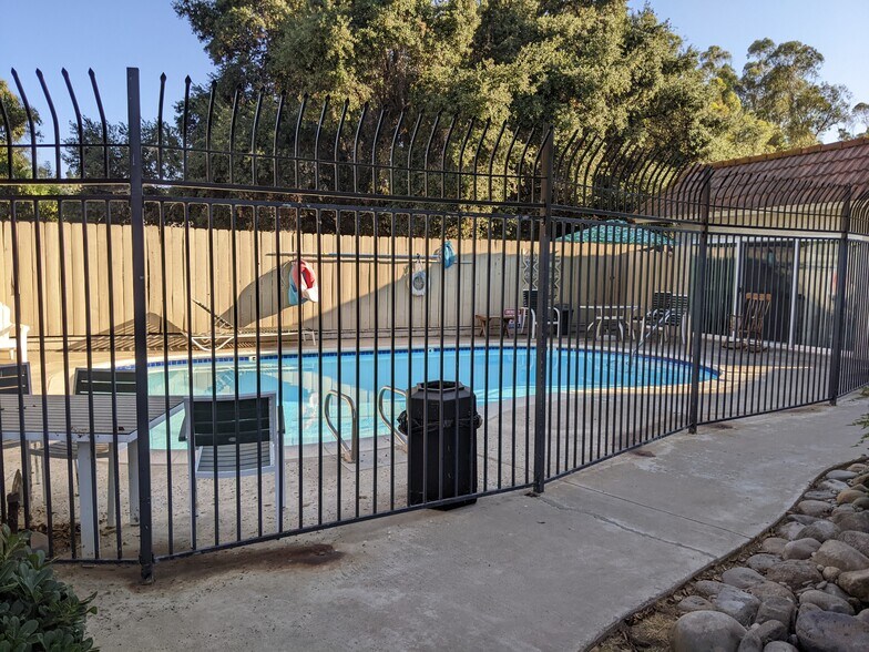 Shared pool with club house - 12710 Lakeshore Dr