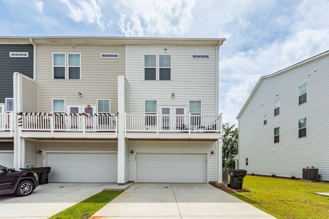 Building Photo - 4 Bedroom, 3.5 Bathroom Townhome in Foxbank Plantation - Moncks Corner
