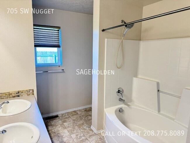 Building Photo - 705 SW Nugget-