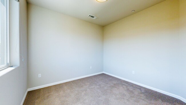 Building Photo - Rare Santa Rosa Four Bedroom house in Desi...