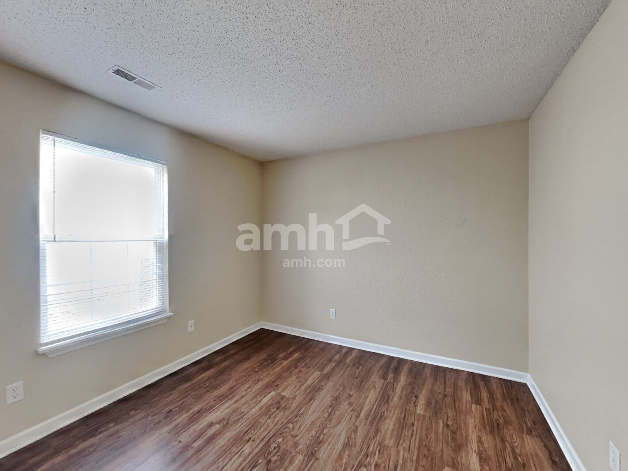 Building Photo - 888 Hollowood Ln