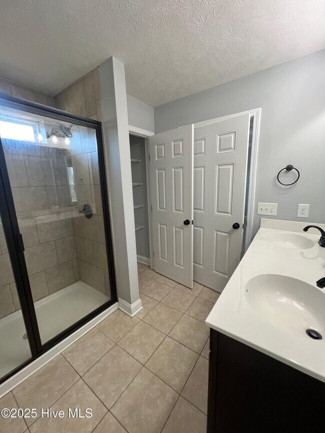 Building Photo - 127 Lightwater Dr