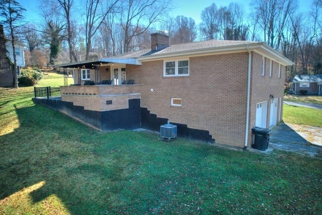 Building Photo - 201 Springdale Rd