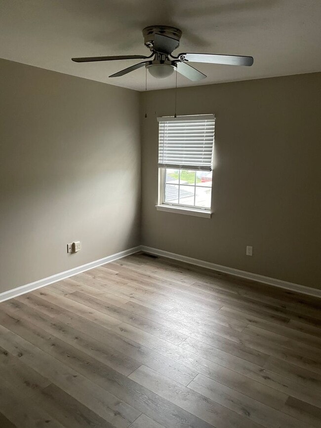Building Photo - 2 bedroom 1.5 bath townhome