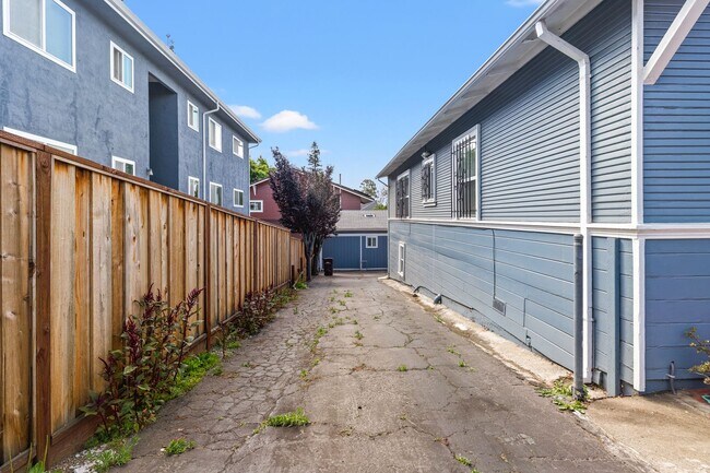 Building Photo - 3318 Maple Ave