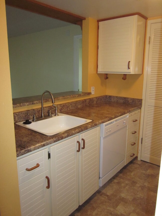 Building Photo - Cute and Cozy 1 Bedroom Condo in Gated Tim...