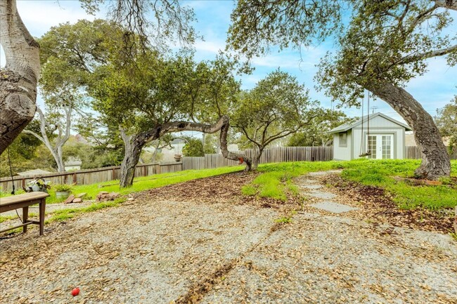 Building Photo - Oversized 3 Bedroom, 3 Bathroom Oak Hills ...