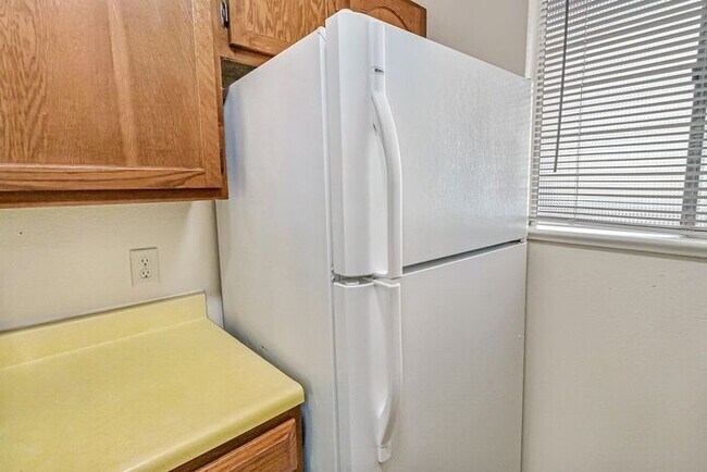 Building Photo - Easy Living Starts Here | 2 Bedroom Lakeside Condo
