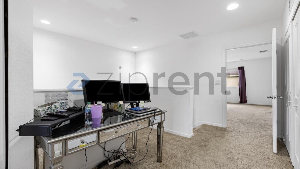 Building Photo - Unit