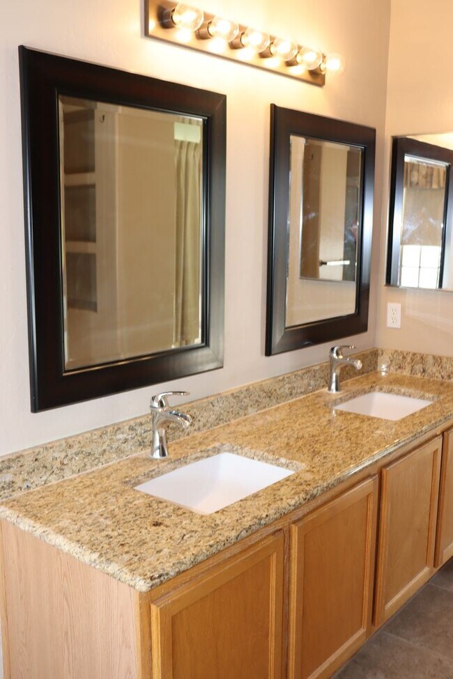 Building Photo - 4943 W Rosebay Dr